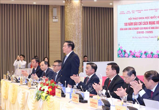 Trưởng Ban Tuyên giáo và Dân vận Trung ương Nguyễn Trọng Nghĩa và các đồng chí lãnh đạo tham gia chủ trì hội thảo. Ảnh: Phương Hoa - TTXVN