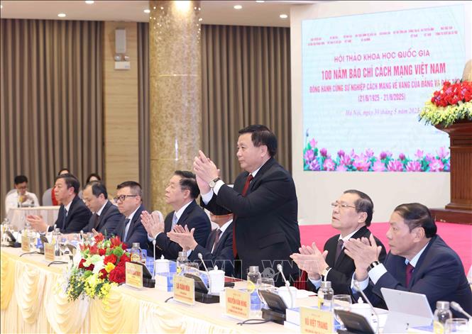 Các đồng chí lãnh đạo tham gia chủ trì hội thảo. Ảnh: Phương Hoa - TTXVN