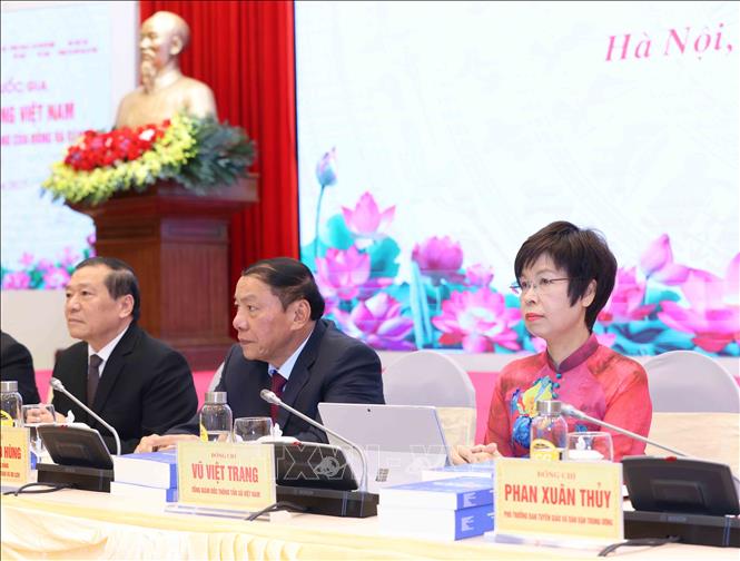 Tổng giám đốc TTXVN Vũ Việt Trang cùng các đại biểu tham gia chủ trì hội thảo. Ảnh: Phương Hoa - TTXVN