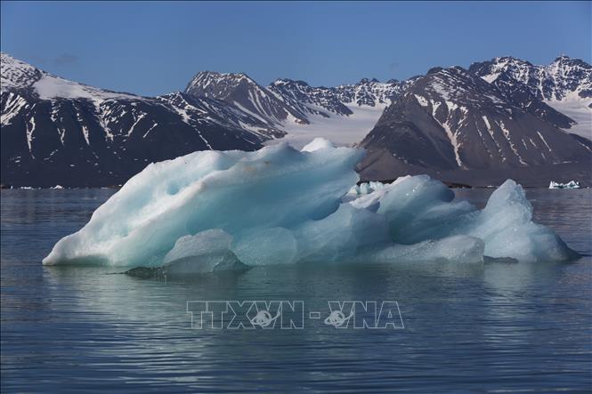 Băng trôi trên sông băng tại Svalbard, Na Uy. Ảnh: THX/TTXVN