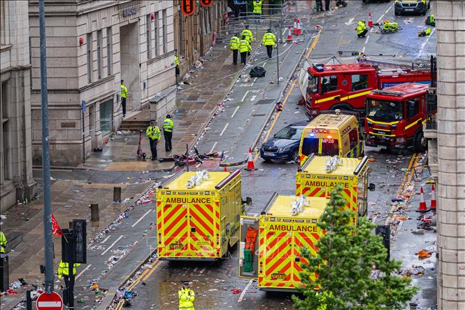 Ngày 26/5/2025, một ô tô đã lao vào đám đông người hâm mộ Liverpool trong cuộc diễu hành ăn mừng chức vô địch Giải bóng đá Ngoại hạng Anh của câu lạc bộ này, khiến khoảng 50 người bị thương, trong đó có 2 người nguy kịch. Cảnh sát đã bắt giữ một người đàn ông 53 tuổi tại địa phương ngay sau đó. Thông tin về nghi phạm cũng được công bố nhằm trấn an dư luận rằng đây không phải là vụ tấn công khủng bố của đối tượng Hồi giáo. Ảnh: THX/TTXVN 