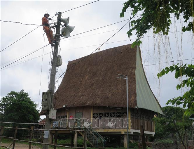 Công nhân Công ty Điện lực Kon Tum thực hiện công trình sửa chữa lớn năm 2025. Ảnh: Dư Toán – TTXVN
