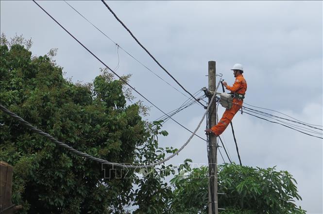 Công nhân Công ty Điện lực Kon Tum thực hiện công trình sửa chữa lớn năm 2025. Ảnh: Dư Toán – TTXVN