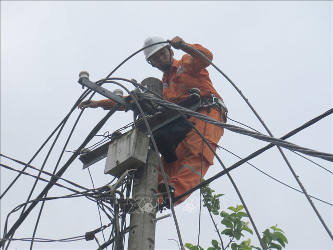 Công nhân Công ty Điện lực Kon Tum thực hiện công trình sửa chữa lớn năm 2025. Ảnh: Dư Toán – TTXVN