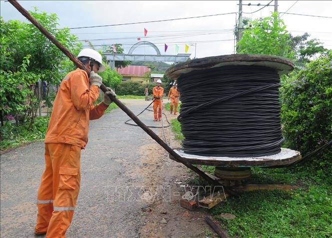 Công nhân Công ty Điện lực Kon Tum thực hiện công trình sửa chữa lớn năm 2025. Ảnh: Dư Toán – TTXVN
