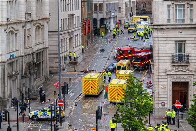 Ngày 26/5/2025, một ô tô đã lao vào đám đông người hâm mộ Liverpool trong cuộc diễu hành ăn mừng chức vô địch Giải bóng đá Ngoại hạng Anh của câu lạc bộ này, khiến khoảng 50 người bị thương, trong đó có 2 người nguy kịch. Cảnh sát đã bắt giữ một người đàn ông 53 tuổi tại địa phương ngay sau đó. Thông tin về nghi phạm cũng được công bố nhằm trấn an dư luận rằng đây không phải là vụ tấn công khủng bố của đối tượng Hồi giáo. Ảnh: THX/TTXVN 