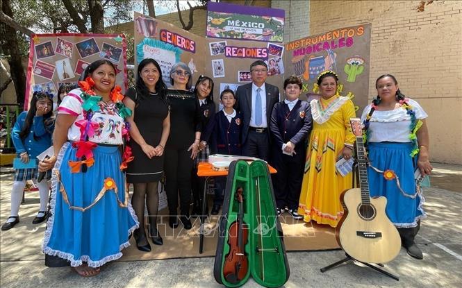 Vietnamese Ambassador to Mexico Nguyen Van Hai views an exhibtion on Mexican culture at the event. VNA Photo/Photo by courtesy