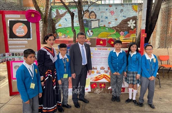 Vietnamese Ambassador to Mexico Nguyen Van Hai with a student's exhibition of paintings on Vietnam. VNA Photo/Photo by courtesy