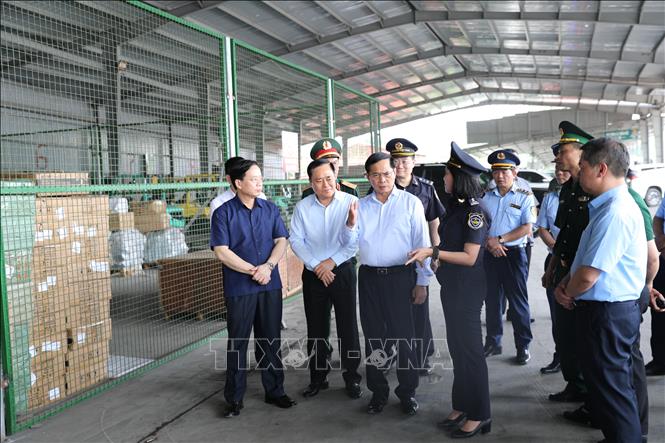 Phó Thủ tướng Bùi Thanh Sơn thị sát khu bốc dỡ hàng hóa xuất nhập khẩu trong khu vực cửa khẩu Quốc tế Hữu Nghị (Lạng Sơn). Ảnh: Quang Duy - TTXVN