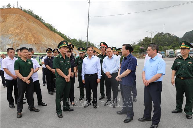 Phó Thủ tướng Bùi Thanh Sơn thị sát thực tế đường chuyên dụng vận chuyển hàng hóa cửa khẩu Quốc tế Hữu Nghị (Lạng Sơn). Ảnh: Quang Duy – TTXVN