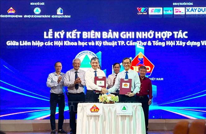 Các bên thực hiện ký kết Biên bản ghi nhớ hợp tác tại Hội thảo. Ảnh: Ánh Tuyết - TTXVN