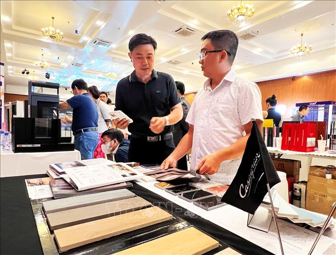 Các nguyên vật liệu, giải pháp, công nghệ mới trong lĩnh vực Xây dựng được triển lãm tại Hội thảo. Ảnh: Ánh Tuyết - TTXVN