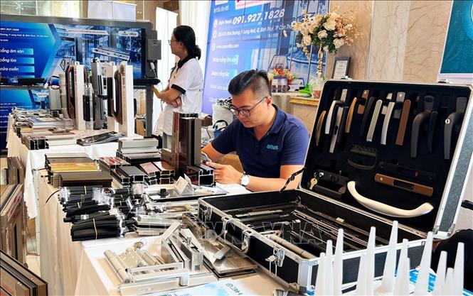 Các nguyên vật liệu, giải pháp, công nghệ mới trong lĩnh vực Xây dựng được triển lãm tại Hội thảo. Ảnh: Ánh Tuyết - TTXVN