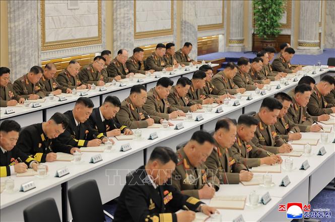 Hãng Thông tấn Trung ương Triều Tiên (KCNA) ngày 30/5/2025 đưa tin Bình Nhưỡng đã thay thế các quan chức quân sự cấp cao, bao gồm Cục trưởng Cục Pháo binh và Cục trưởng Cục An ninh của quân đội Triều Tiên. Quyết định này được đưa ra tại hội nghị mở rộng lần thứ 8 của Quân ủy Trung ương Đảng Lao động Triều Tiên (WPK), diễn ra ngày 28/5 dưới sự chủ trì của nhà lãnh đạo Kim Jong Un. Ảnh: YONHAP/TTXVN  