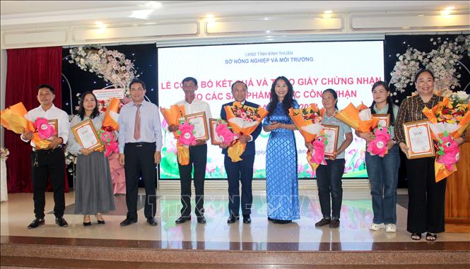 Ban tổ chức trao giấy chứng nhận “Sản phẩm OCOP 4 sao” cho 7 sản phẩm. Ảnh: Hồng Hiếu - TTXVN