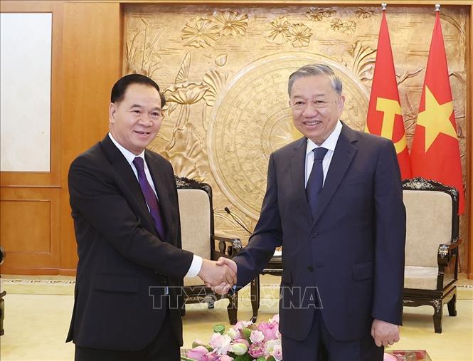 Tổng Bí thư Tô Lâm tiếp Bí thư Trung ương Đảng, Chánh Văn phòng Trung ương Đảng NDCM Lào Thongsalith Mangnomek. Ảnh: Thống Nhất – TTXVN