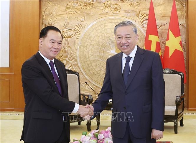 Tổng Bí thư Tô Lâm tiếp đồng chí Thongsalith Mangnomek, Bí thư Trung ương Đảng, Chánh Văn phòng Trung ương Đảng NDCM Lào. Ảnh: Thống Nhất – TTXVN