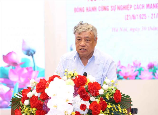 Nhà báo Trần Mai Hưởng, nguyên Tổng Giám đốc Thông tấn xã Việt Nam trình bày tham luận tại hội thảo. Ảnh: Phương Hoa - TTXVN