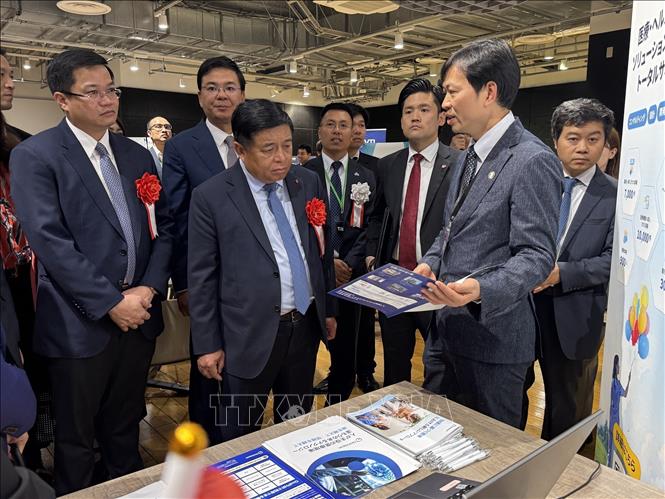 Phó Thủ tướng Nguyễn Chí Dũng thăm Trung tâm Đối mới sáng tạo Tokyo. Ảnh: Phạm Tuân – Pv TTXVN tại Nhật Bản