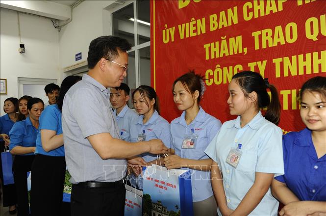 Bí thư Tỉnh ủy Hưng Yên Nguyễn Hữu Nghĩa tặng quà cho công nhân. Ảnh: Mạnh Khánh-TTXVN