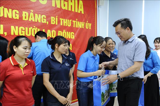 Bí thư Tỉnh ủy Hưng Yên Nguyễn Hữu Nghĩa tặng quà cho công nhân. Ảnh: Mạnh Khánh-TTXVN