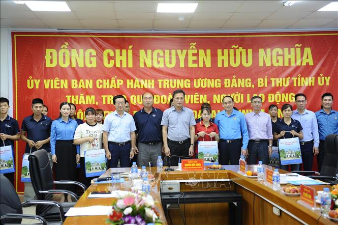 Bí thư Tỉnh ủy Hưng Yên Nguyễn Hữu Nghĩa với đại diện doanh nghiệp, công nhân, người lao động Công ty cổ phần Huyndai Aluminum Vina. Ảnh: Mạnh Khánh-TTXVN