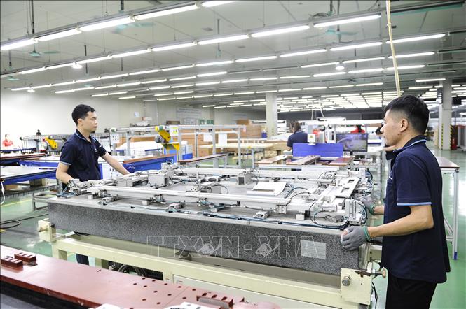 Hoạt động sản xuất tại Công ty cổ phần Huyndai Aluminum Vina (Khu Công nghiệp Phố Nối A). Ảnh: Mạnh Khánh-TTXVN