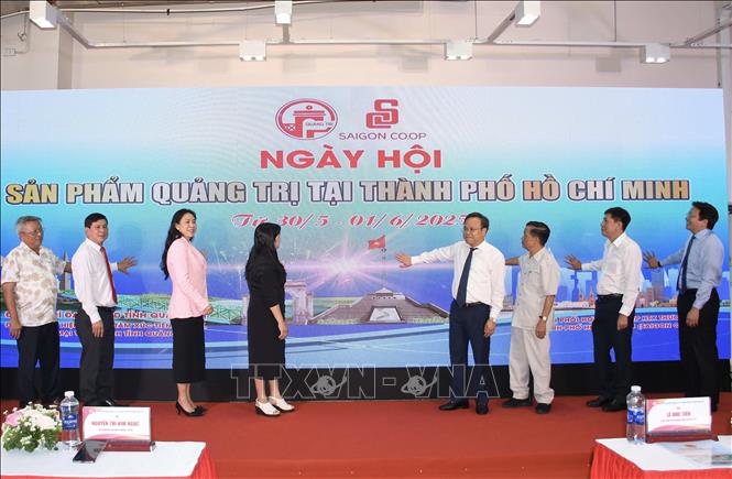 Đại biểu thực hiện nghi thức khai mạc Ngày hội sản phẩm tỉnh Quảng trị tại TP. Hồ Chí Minh năm 2025. Ảnh: Xuân Anh - TTXVN