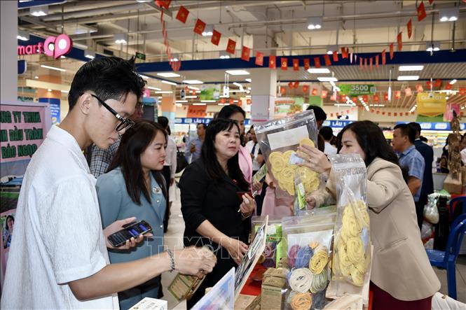 Hợp tác xã giới thiệu sản phẩm tới khách hàng tại Ngày hội. Ảnh: Xuân Anh - TTXVN