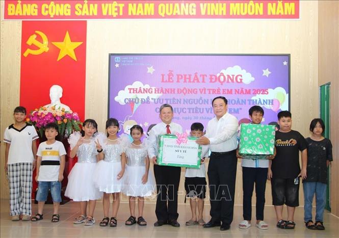 Phó Giám đốc sở Y tế Khánh Hòa  Trịnh Ngọc Hiệp tặng quà cho trẻ em Làng SOS Nha Trang nhân Tháng hành động vì Trẻ em và Ngày Quốc tế Thiếu nhi 1/6. Ảnh: TTXVN phát
