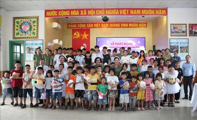 Những món quà nhỏ dành cho trẻ em nhân Tháng hành động vì trẻ em 2025. Ảnh: TTXVN phát