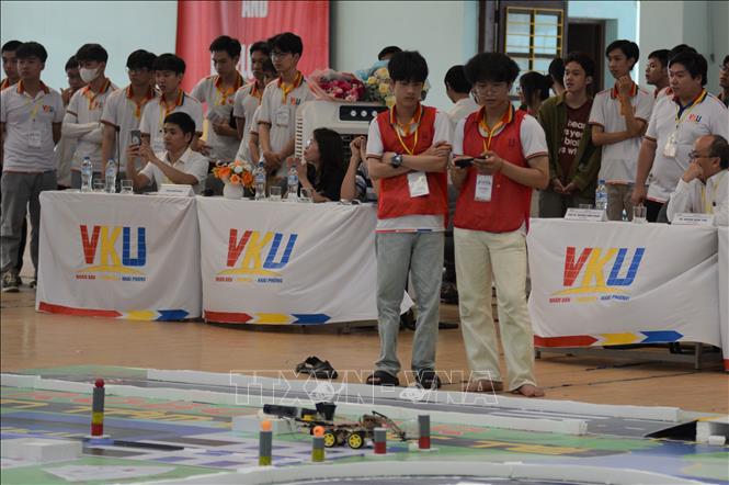 Các đội tham gia vòng thi chung kết Cuộc thi Sáng tạo RoboCar 2025 lần thứ 6. Ảnh: Văn Dũng-TTXVN