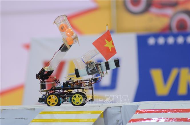 RoboCar đang tham gia cuộc thi. Ảnh: Văn Dũng-TTXVN