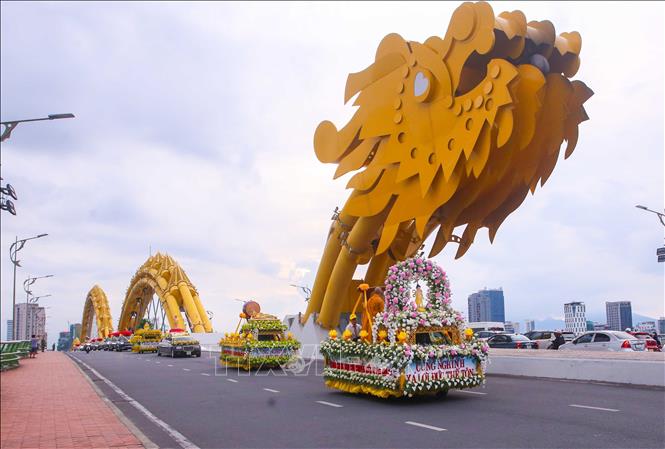 Đoàn cung rước Xá lợi Đức Phật Thích Ca Mâu Ni diễu hành qua cầu Rồng (TP. Đà Nẵng). Ảnh: Trần Lê Lâm – TTXVN 