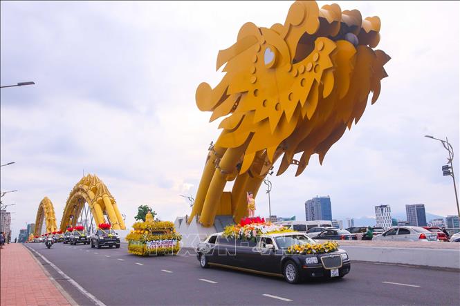 Xá lợi Đức Phật Thích Ca Mâu Ni được cung rước trên các tuyến đường chính tại thành phố Đà Nẵng. Ảnh: Trần Lê Lâm – TTXVN 