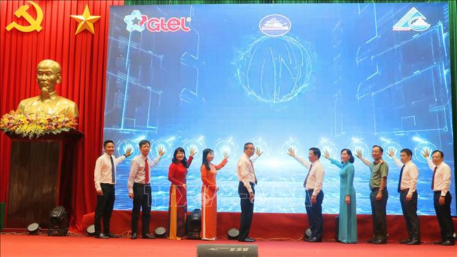 Nghi thức khởi động “Trục dữ liệu Ngành Giáo dục An Giang”. Ảnh: Công Mạo-TTXVN