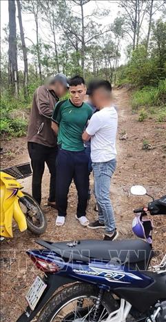 Đối tượng Nguyễn Văn Báo bị bắt khi đang lẩn trốn tại khu vực hồ Yên Trung, TP Uông Bí. Ảnh: TTXVN phát 