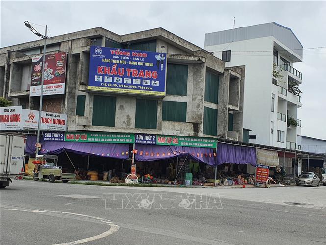 Hoạt động buôn bán, kinh doanh hàng hóa ở tuyến phố chính, gần chợ đầu mối thuộc thị trấn Thổ Tang, huyện Vĩnh Tường đã trở lại bình thường. Ảnh: Nguyễn Trọng Lịch- TTXVN

