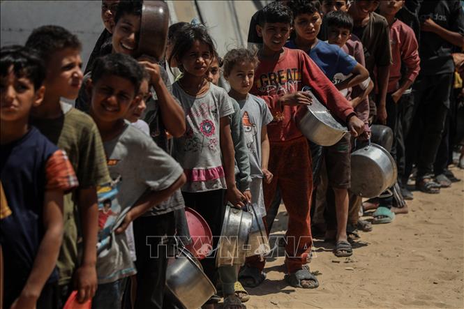 Người dân Palestine chờ nhận thức ăn cứu trợ tại thành phố Gaza ngày 28/5/2025. Ảnh: THX/TTXVN