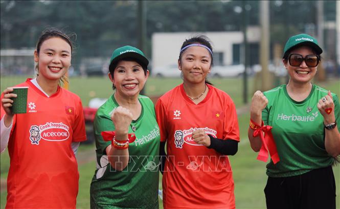 Cầu thủ Huỳnh Như (Đội tuyển bóng đá nữ Quốc gia) giao lưu với người hâm mộ. Ảnh: Thành Phương - TTXVN