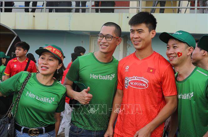 Cầu thủ Duy Mạnh giao lưu với người hâm mộ.Ảnh: Thành Phương - TTXVN
