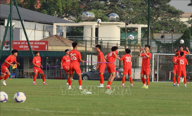 Buổi tập đầu tiên của đội tuyển nam U22 Quốc gia trong đợt tập huấn. Ảnh: Thành Phương - TTXVN