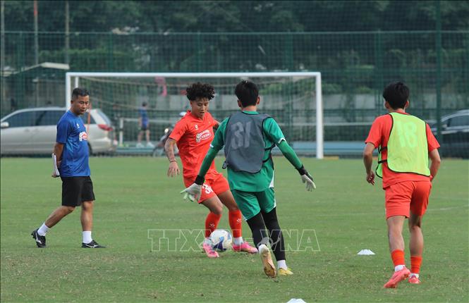 Tân binh Việt kiều Bùi Alex cùng đồng đội tuyển U22 Việt Nam trong buổi tập đầu tiên. Ảnh: Thành Phương - TTXVN