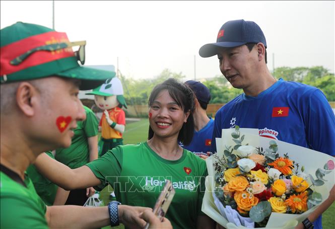 HLV Đội tuyển bóng đá nam Quốc gia Kim Sang-sik giao lưu cùng người hâm mộ. Ảnh: Thành Phương - TTXVN