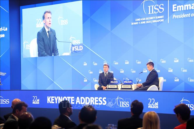 Tổng thống Pháp Emmanuel Macron có bài phát biểu dẫn đề quan trọng tại Đối thoại Shangri-La (SLD) lần thứ 22. Ảnh: Tất Đạt - PV TTXVN tại Singapore