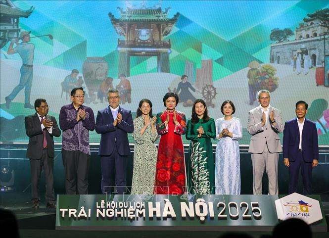 Các đại biểu thực hiện nghi thức khai mạc  Lễ hội Du lịch Hà Nội năm 2025. Ảnh: Khánh Hoà - TTXVN