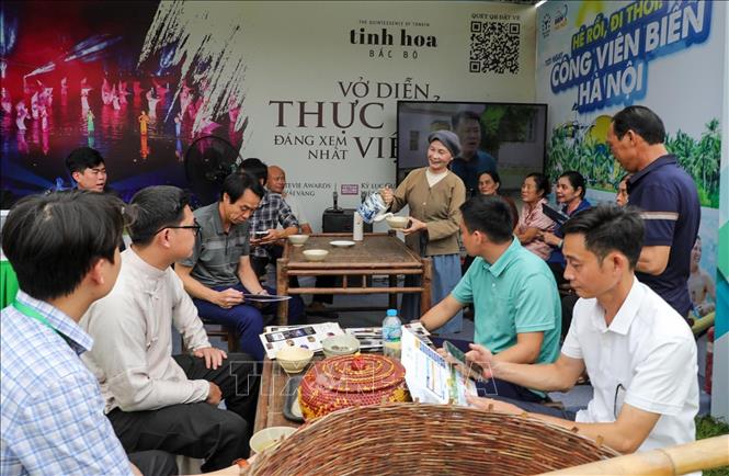 Khách tham quan tìm hiểu thông tin chương trình Tinh hoa Bắc bộ tại Lễ hội Du lịch Hà Nội năm 2025. Ảnh: Khánh Hoà - TTXVN