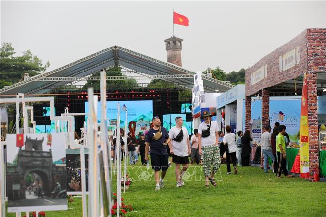 Lễ hội Du lịch Hà Nội năm 2025 được tổ chức với nhiều nội dung phong phú, đặc sắc như không gian trải nghiệm “điểm đến Hà Nội” qua các mô hình, tiểu cảnh giới thiệu điểm đến du lịch của Thủ đô. Ảnh: Khánh Hoà - TTXVN