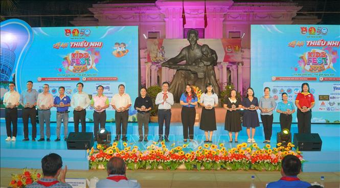 Ban tổ chức tặng biểu tượng Lễ hội Thiếu nhi Kids Fest cho các đơn vị tham gia. Ảnh: Trung Tuyến - TTXVN