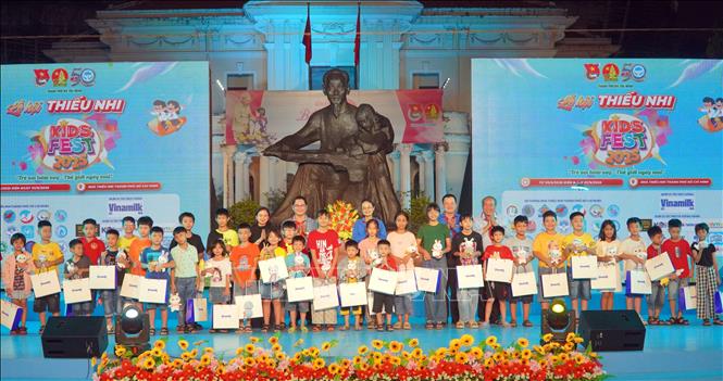 Ban tổ chức tặng quà cho thiếu nhi làng trẻ em SOS Thành phố Hồ Chí Minh. Ảnh: Trung Tuyến - TTXVN